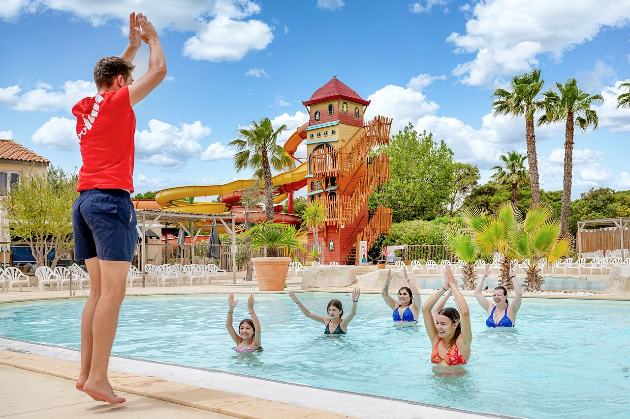 Aquagym anim� en piscine avec toboggans au camping CAPFUN Vignes d'Or, Serignan.
