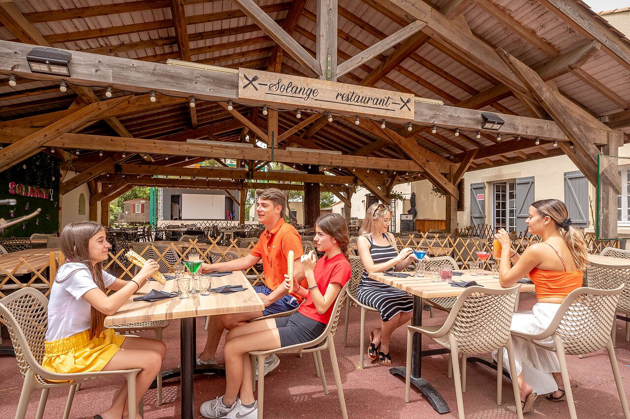 Restaurant Solange, clients d�gustant boissons au camping CAPFUN Vignes d'Or � Serignan.