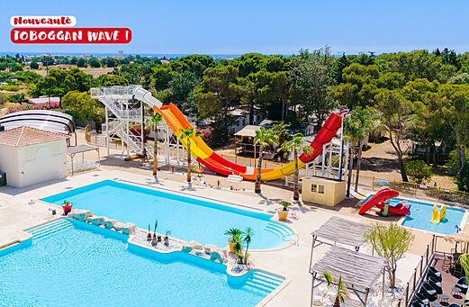 Wave-Rutsche, Außenpools und Kinderbecken auf dem Campingplatz CAPFUN Vignes d'Or in Serignan.