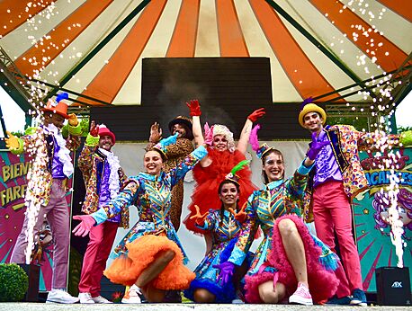 Animationsshow mit kostümierten Künstlern und Pyrotechnik auf dem Campingplatz CAPFUN Vignes d'Or in Serignan.