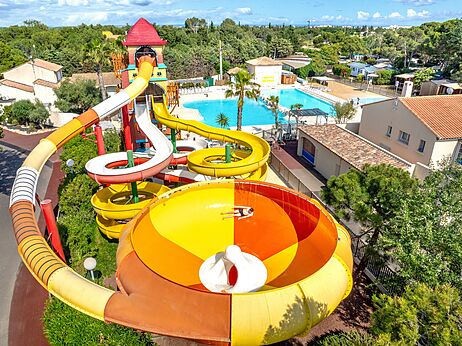 Riesen-Wasserrutschen und Pool aus der Vogelperspektive auf Camping CAPFUN Vignes d'Or in Serignan.