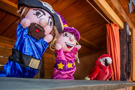 Puppentheater mit Pirat, Hexe und Papagei auf dem Campingplatz CAPFUN Vignes d'Or in Serignan.