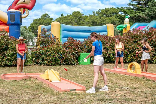 Minigolf im Freien für junge Frauen auf CAPFUN Vignes d'Or Serignan.