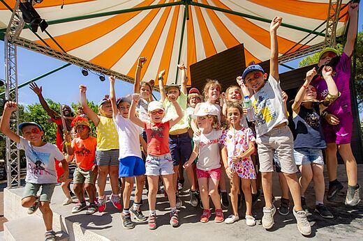 Fröhliche Kinderanimation auf der Bühne mit Animateur auf Camping CAPFUN Vignes d'Or in Serignan.