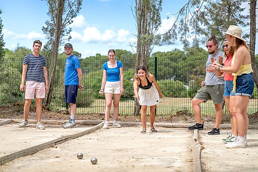 Jugendliche spielen Boule auf einem speziellen Platz auf dem Campingplatz CAPFUN Vignes d'Or in Serignan.