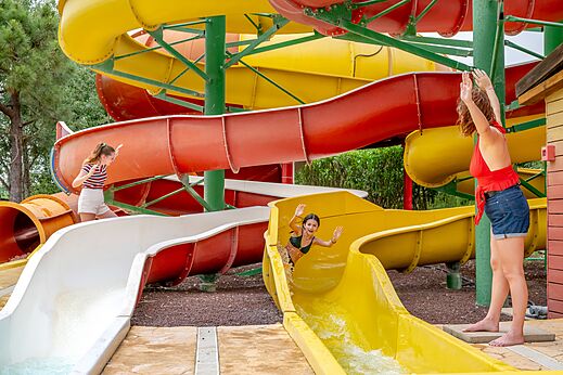 Bunte Wasserrutschen und Kinder auf dem Campingplatz CAPFUN Vignes d'Or in Serignan.