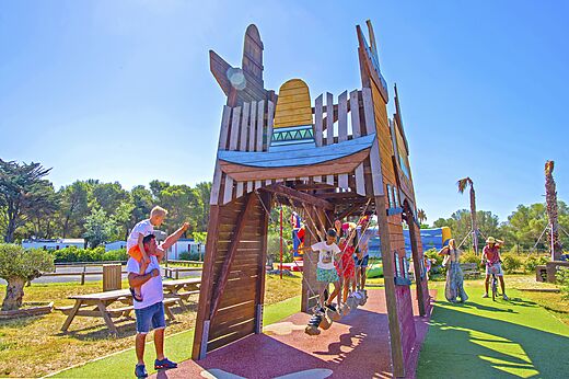 Großer Holzspielplatz für Kinder auf dem Campingplatz CAPFUN Vignes d'Or in Serignan.