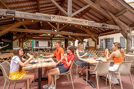 Restaurant Solange auf der Terrasse mit Gästen auf dem Campingplatz CAPFUN Vignes d'Or.
