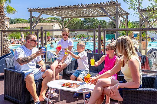 Familie an der Poolbar mit Getränken, Campingplatz CAPFUN Vignes d'Or.