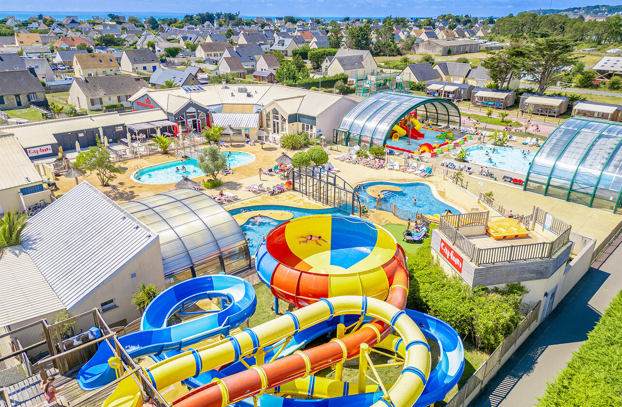 Groot waterpark met glijbanen en zwembaden op CAPFUN Vikings, Saint Jean de la Rivi�re (50).