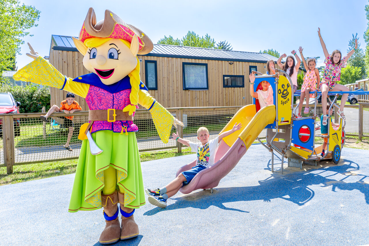 Mascotte en blije kinderen op de speeltuin van camping CAPFUN Vikings in Saint Jean de la Rivi�re.