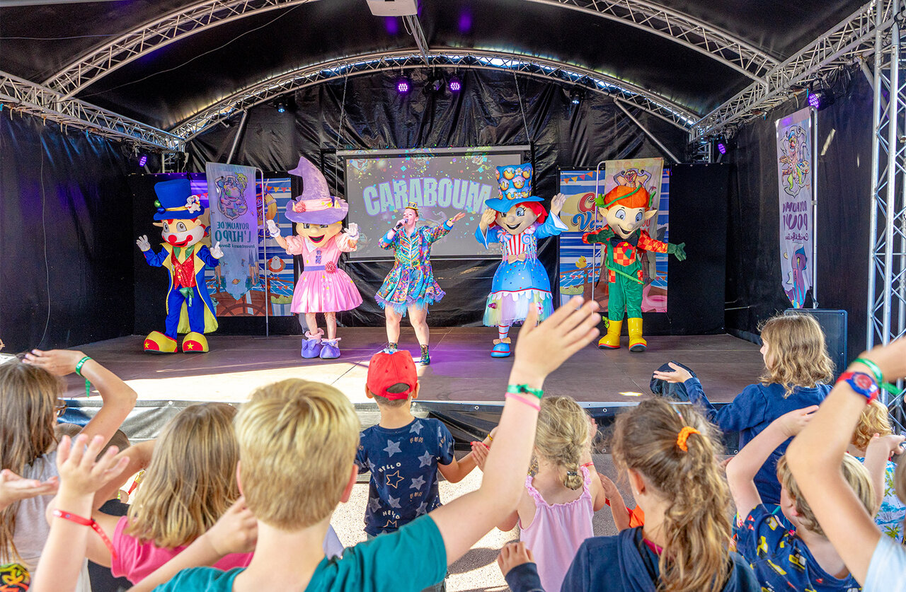 Caraboum animatieshow met mascottes voor kinderen op camping CAPFUN Vikings in Saint Jean de la Rivi�re (50).