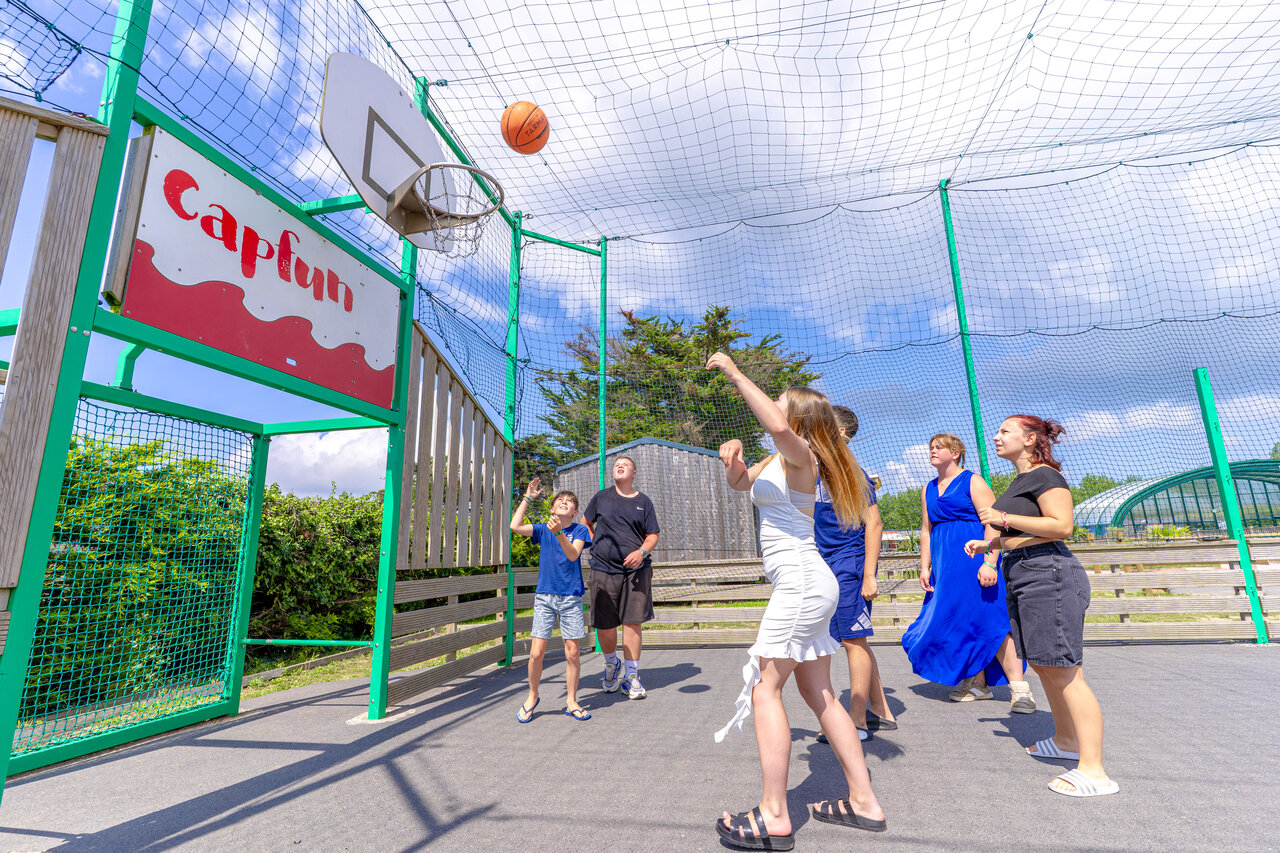 Basketbalwedstrijd op multisportterrein op camping CAPFUN Vikings in Saint Jean de la Rivi�re.