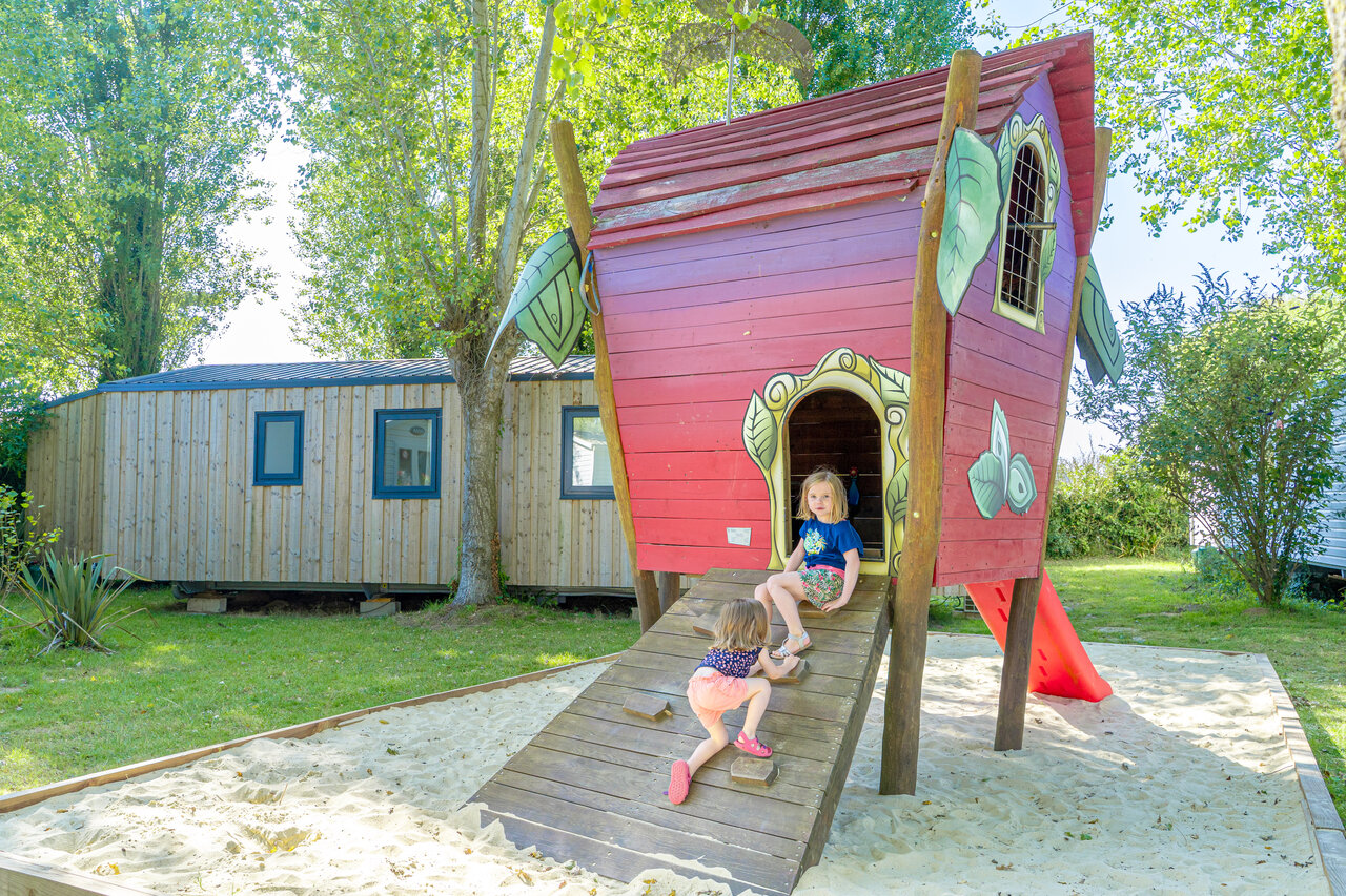 Speelhuisje voor kinderen, stacaravan op camping CAPFUN Vikings in Saint Jean de la Rivi�re.