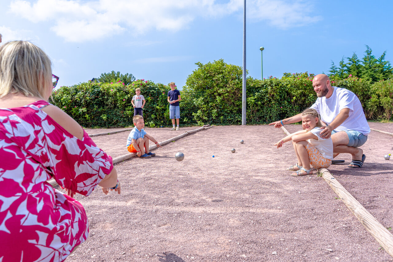 Familie speelt jeu de boules op camping CAPFUN Vikings, Saint Jean de la Rivi�re.