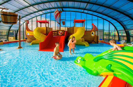 Overdekt zwembad, glijbanen, spelen op camping CAPFUN Vikings in Saint Jean de la Rivière (50).