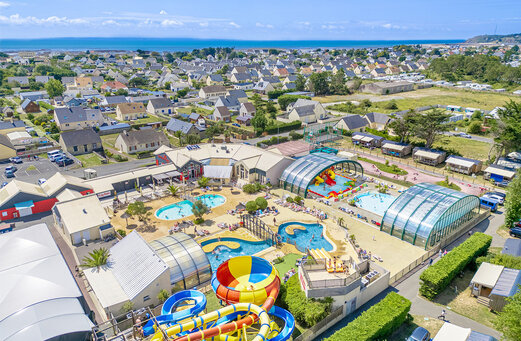 Luchtfoto van het waterpark met zwembaden en glijbanen op camping CAPFUN Vikings in Saint Jean de la Rivière (50).