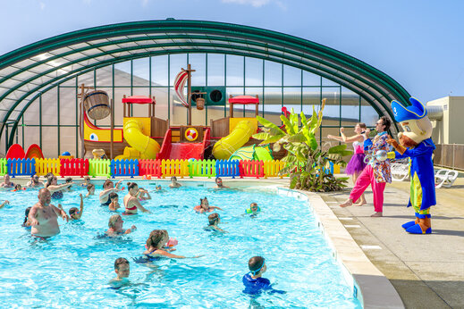 Overdekt zwembad met piratenschip waterspelen en animatie op camping CAPFUN Vikings in Saint Jean de la Rivière (50).