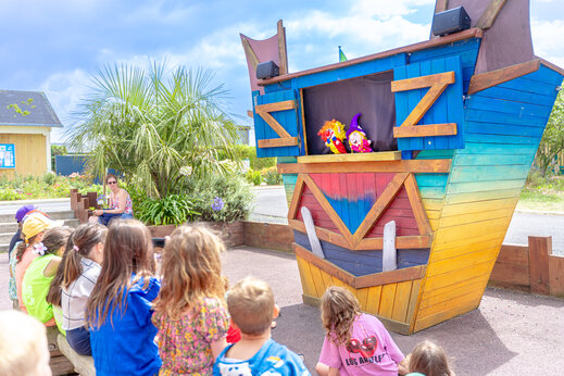 Poppenkastvoorstelling kinderen op camping CAPFUN Vikings in Saint Jean de la Rivière (50).