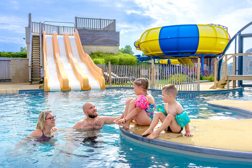 Buitenzwembad, waterglijbanen en familie op camping CAPFUN Vikings in Saint Jean de la Rivière.