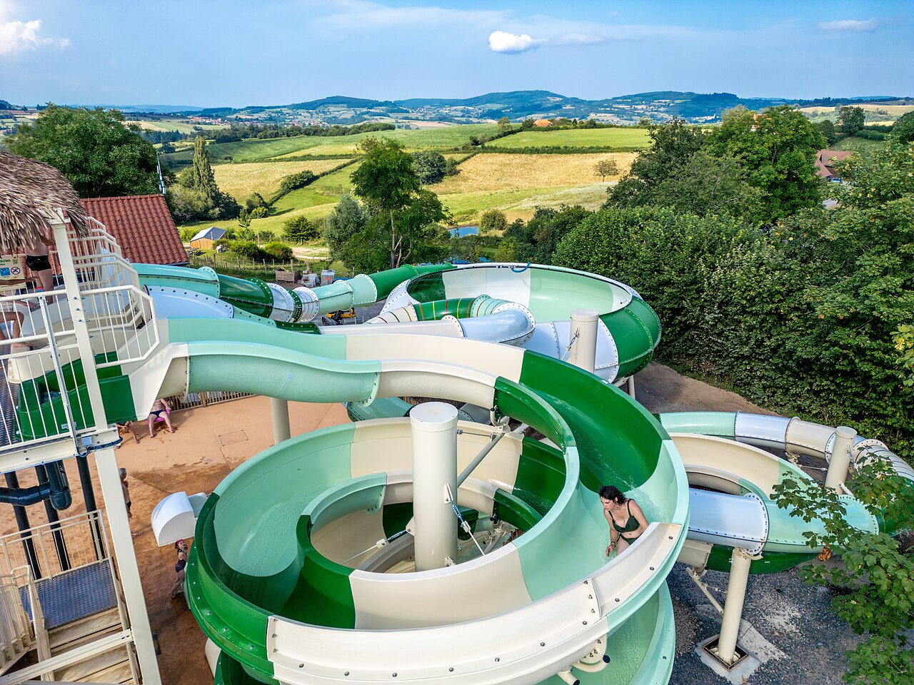 Toboganes acu�ticos gigantes, vista panor�mica, camping CLICOCHIC Village des Meuniers (71).