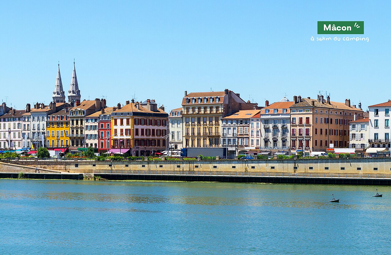 M�con, ciudad hist�rica a orillas del Saona, con sus edificios coloridos.