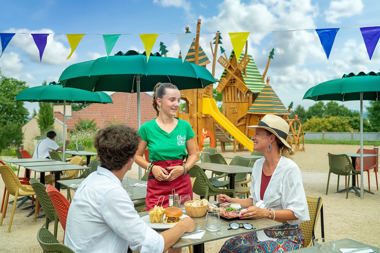 Restaurante, juegos infantiles en el camping CLICOCHIC Village des Meuniers en Dompierre-les-Ormes (71).