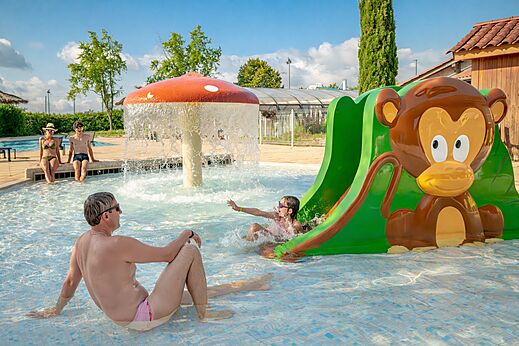 Zwembad, apen glijbaan en waterspellen op camping CLICOCHIC Village des Meuniers (71).