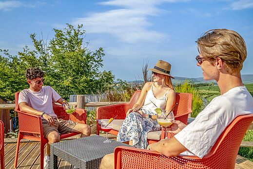 Jongeren, cocktails, bar op camping CLICOCHIC Village des Meuniers in Dompierre-les-Ormes (71).