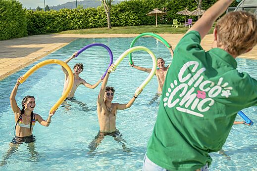 Wateranimatie in buitenzwembad op camping CLICOCHIC Village des Meuniers in Dompierre-les-Ormes (71).
