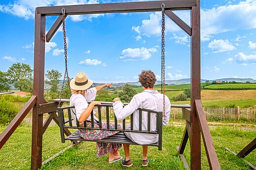 Panoramisch uitzicht op platteland vanaf schommel op camping CLICOCHIC Village des Meuniers.