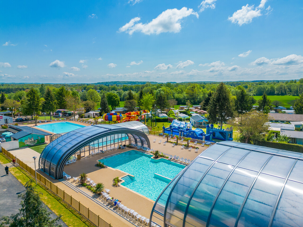 �berdachte Pools, Rutschen und Spiele auf dem Campingplatz CAPFUN Le Village Parisien in VARREDDES (77).