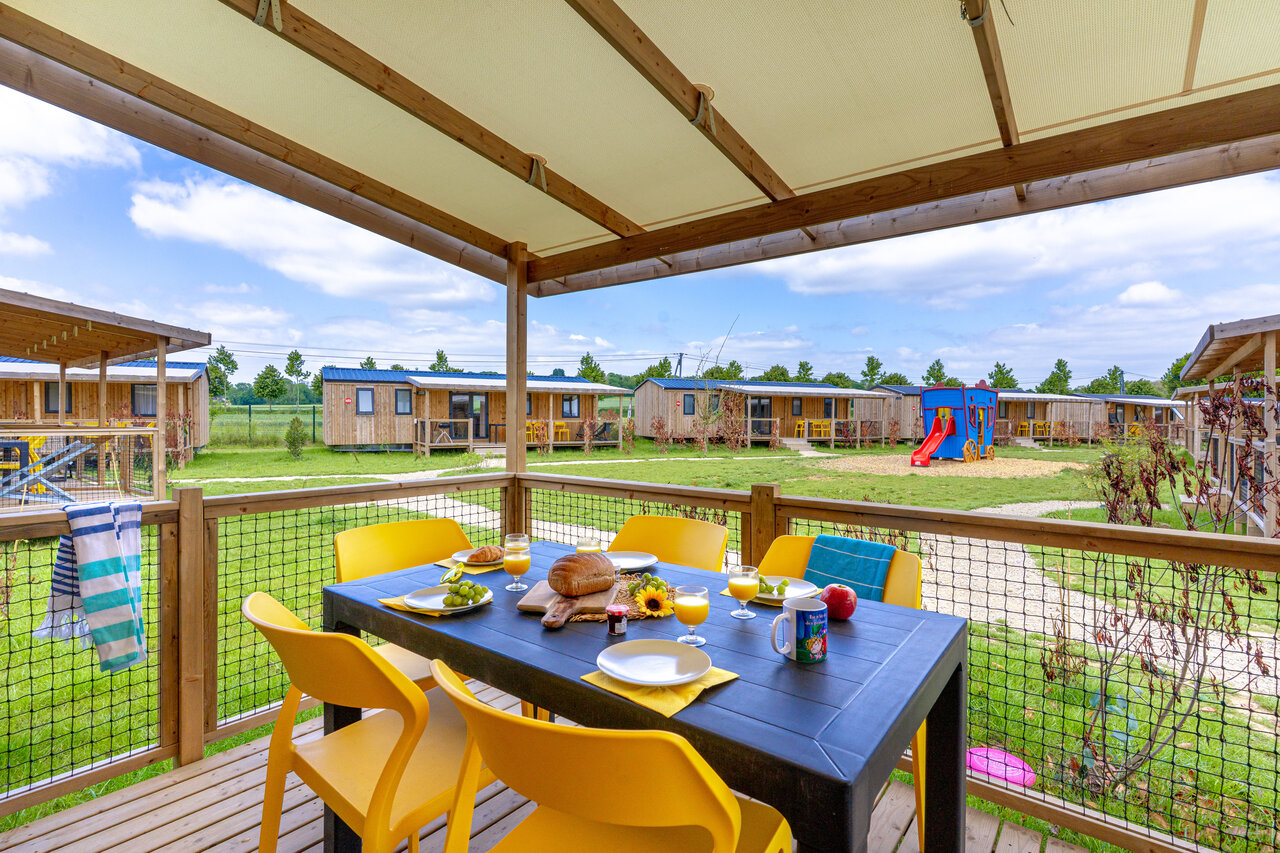 Terrasse Mobilheim, Fr�hst�ck, Spielplatz, Campingplatz CAPFUN Le Village Parisien VARREDDES.