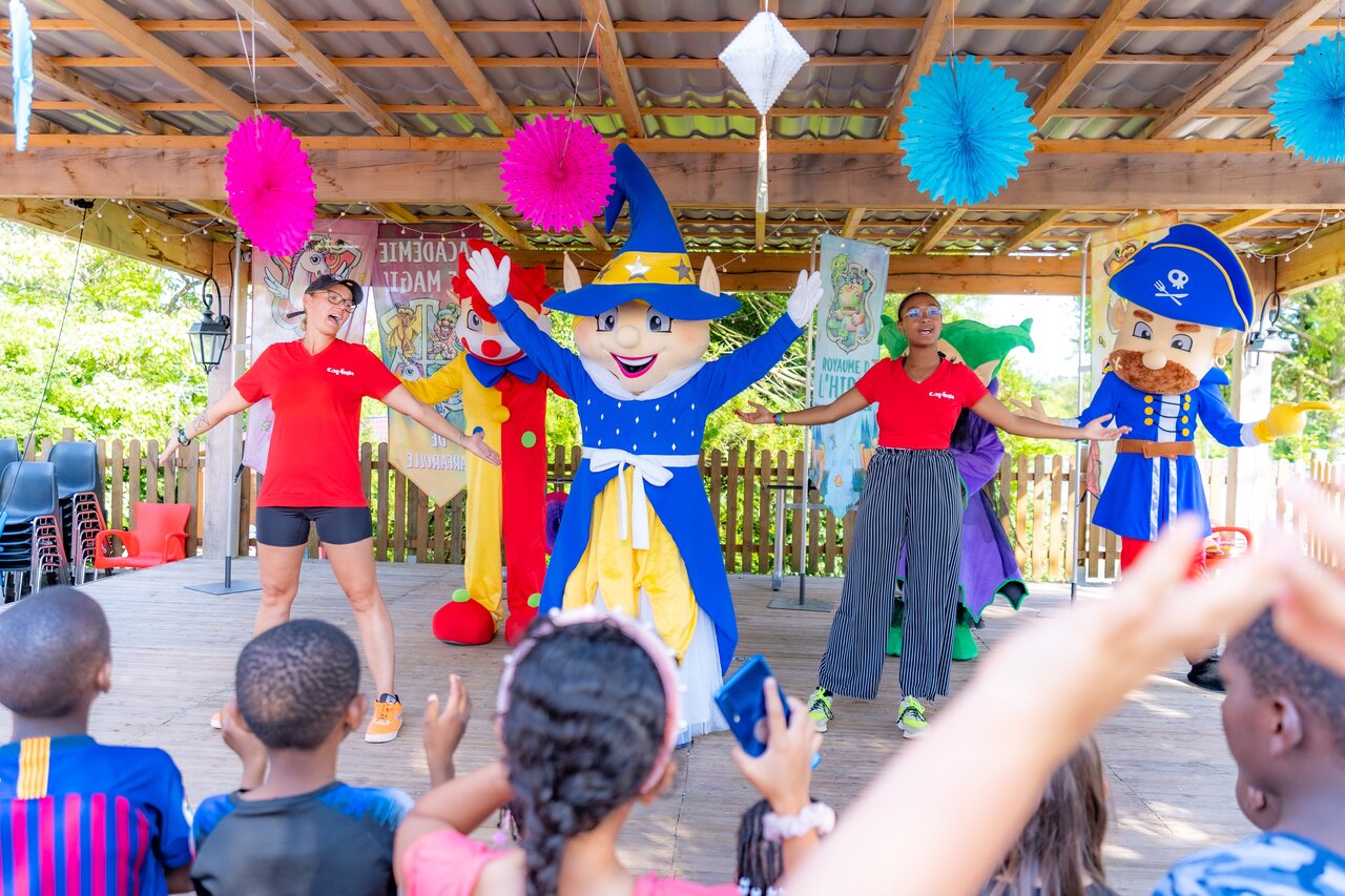 Maskottchen und Animateure bei Show auf CAPFUN Le Village Parisien (77).