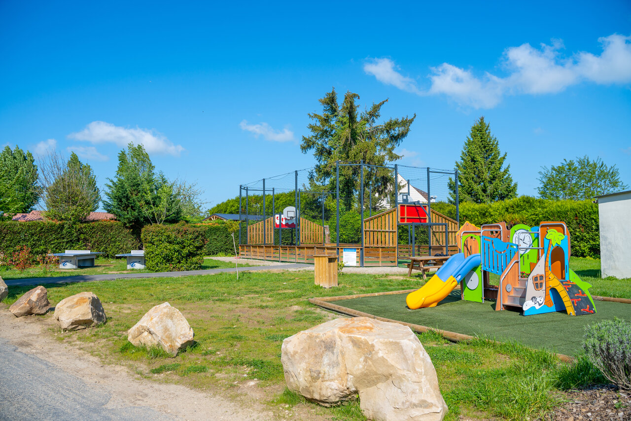 Bunter Spielplatz, Multisportplatz und Tischtennisplatten auf dem Campingplatz CAPFUN Le Village Parisien in VARREDDES (77).