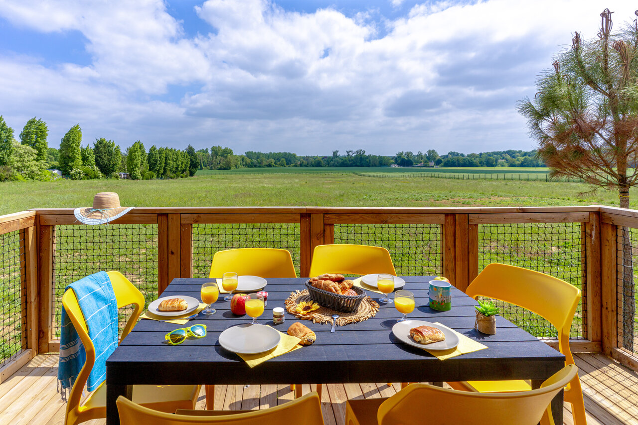 Fr�hst�ck auf Mobil-home Terrasse auf dem Campingplatz CAPFUN Le Village Parisien in VARREDDES (77).