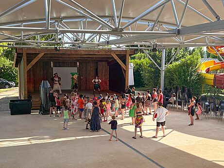Kindershow auf überdachter Außenbühne im Camping CAPFUN Le Village Parisien in VARREDDES (77).