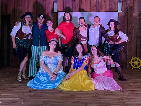 Animationsteam als Piraten und Prinzessinnen verkleidet auf der Bühne des Campingplatzes CAPFUN Le Village Parisien in VARREDDES (77).