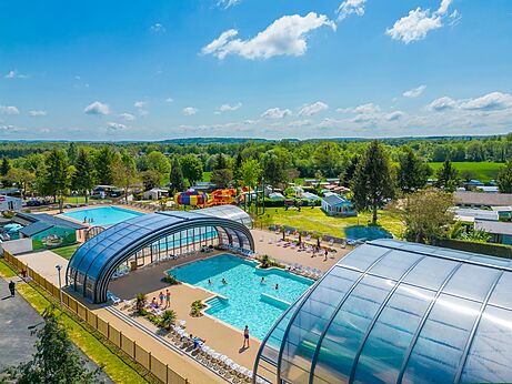 Überdachte und Außenpools, Wasserrutschen auf dem Campingplatz CAPFUN Le Village Parisien in VARREDDES (77).