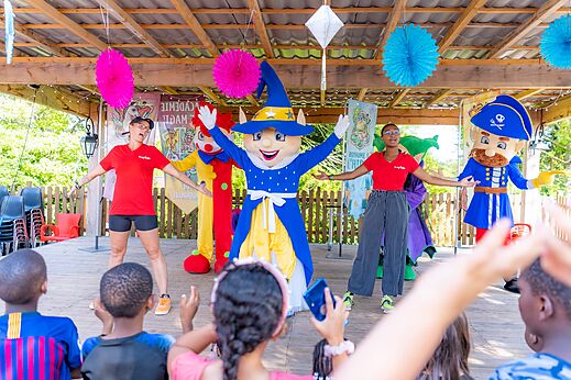 Animatie met mascottes en kindershow op camping CAPFUN Le Village Parisien in VARREDDES (77).