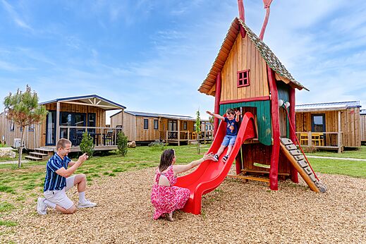 Rutsche und Spielplatz für Kinder auf dem Campingplatz CAPFUN Le Village Parisien.