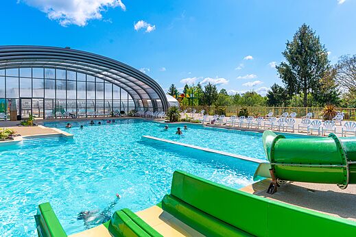 Schwimmbad, Wasserrutsche auf dem Campingplatz CAPFUN Le Village Parisien in VARREDDES (77).