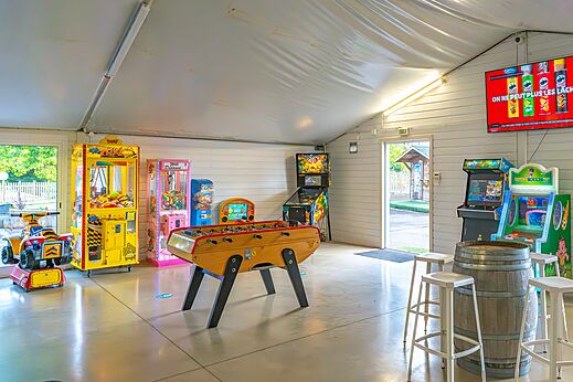 Speelzaal op camping CAPFUN Le Village Parisien in VARREDDES.