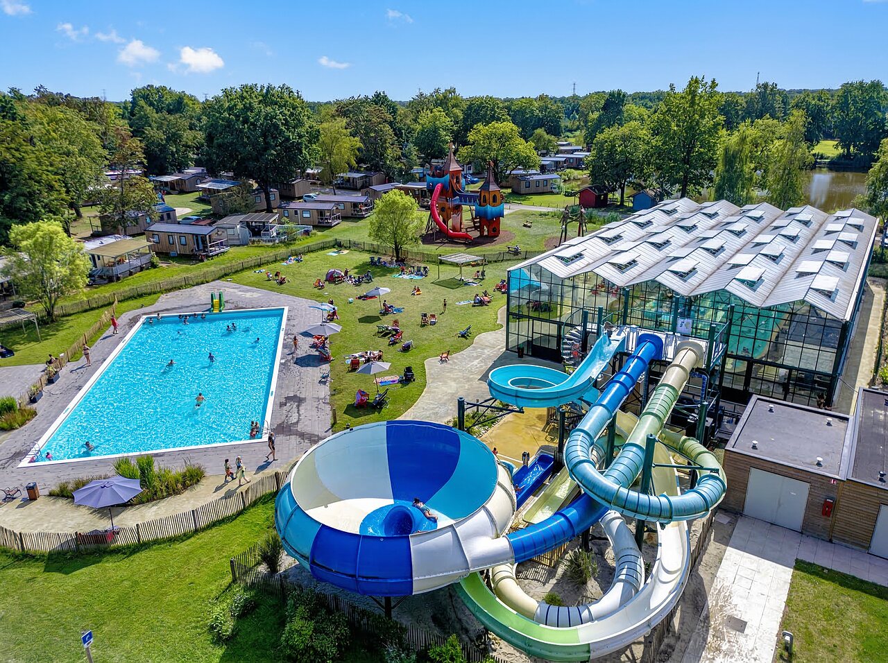 Wasserpark, Au�enpool und Mobilheime auf dem Campingplatz CAPFUN Vlinderloo in Enschede.
