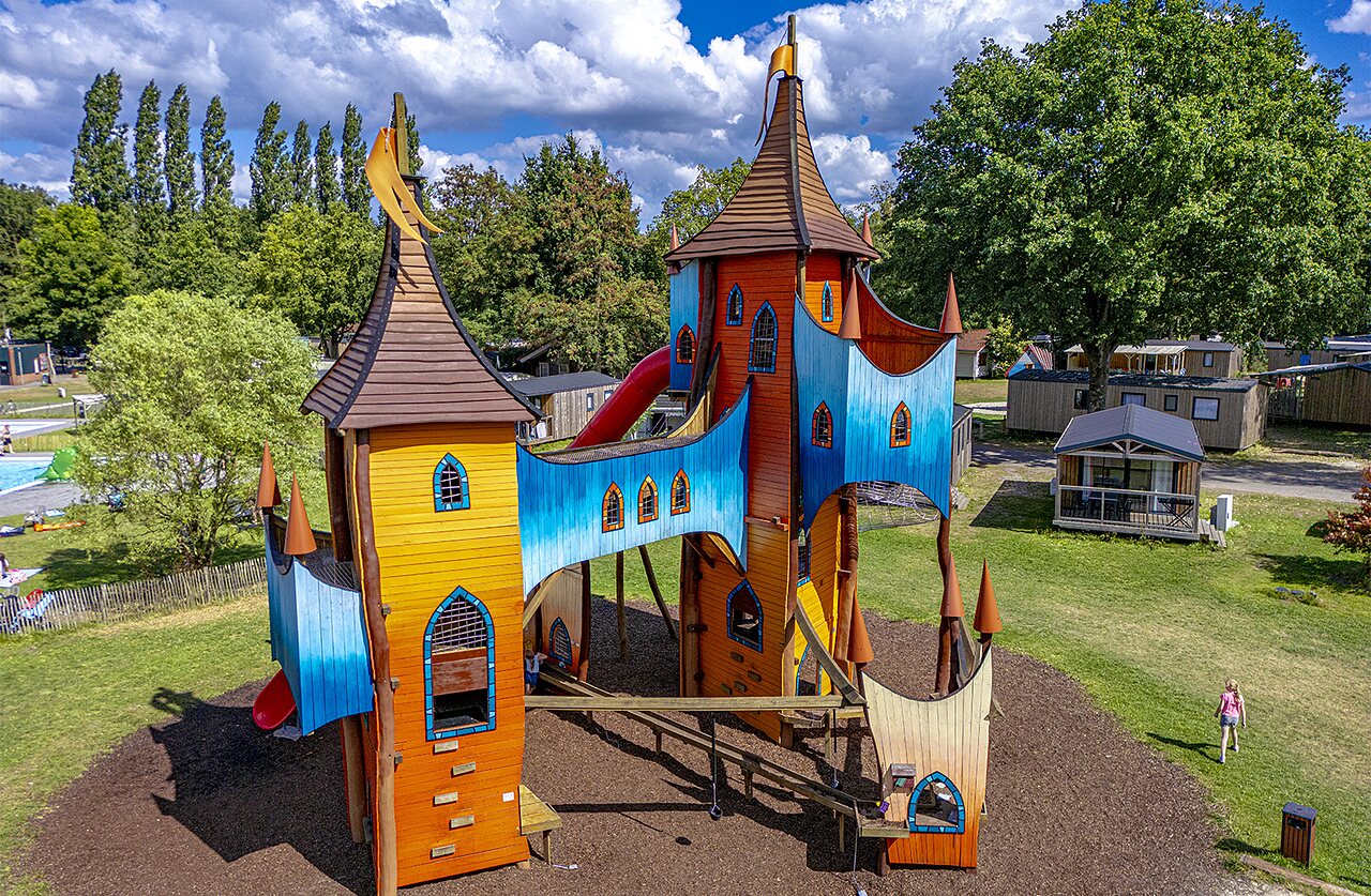 Farbenfrohes Spielschloss mit Rutschen und Br�cken auf dem Campingplatz CAPFUN Vlinderloo in Enschede.