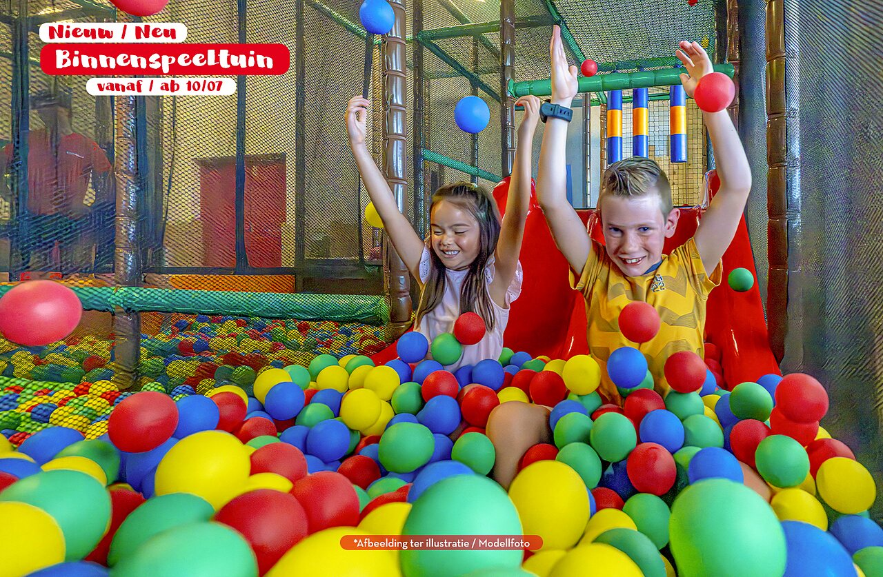 Indoor-Spielplatz, Kinder im B�llebad auf dem Campingplatz CAPFUN Vlinderloo in Enschede.