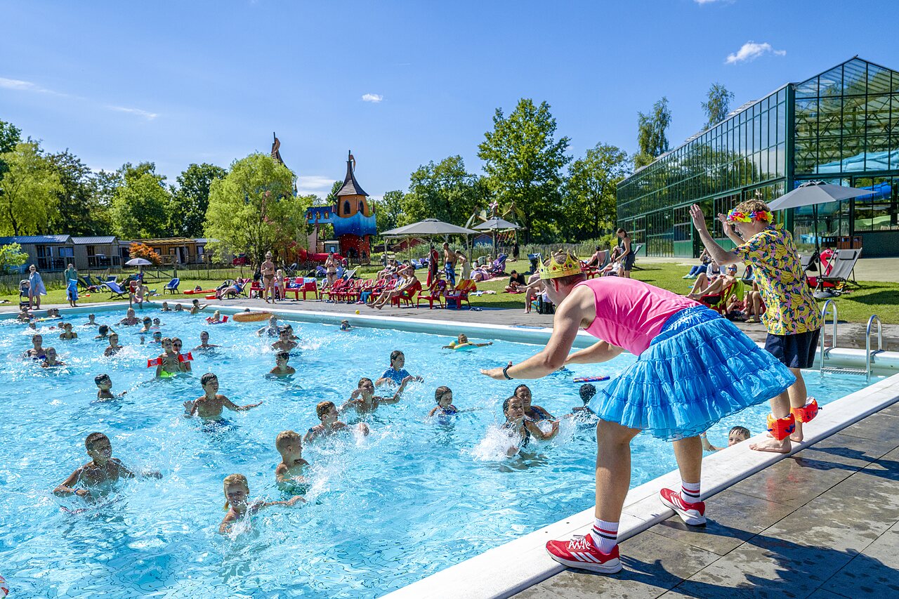 Kinder nehmen an Wasseranimation im Au�enpool teil auf dem Campingplatz CAPFUN Vlinderloo in Enschede.