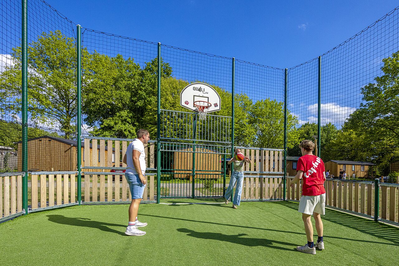Multisportplatz mit Basketball und Spielern auf dem Campingplatz CAPFUN Vlinderloo in Enschede.