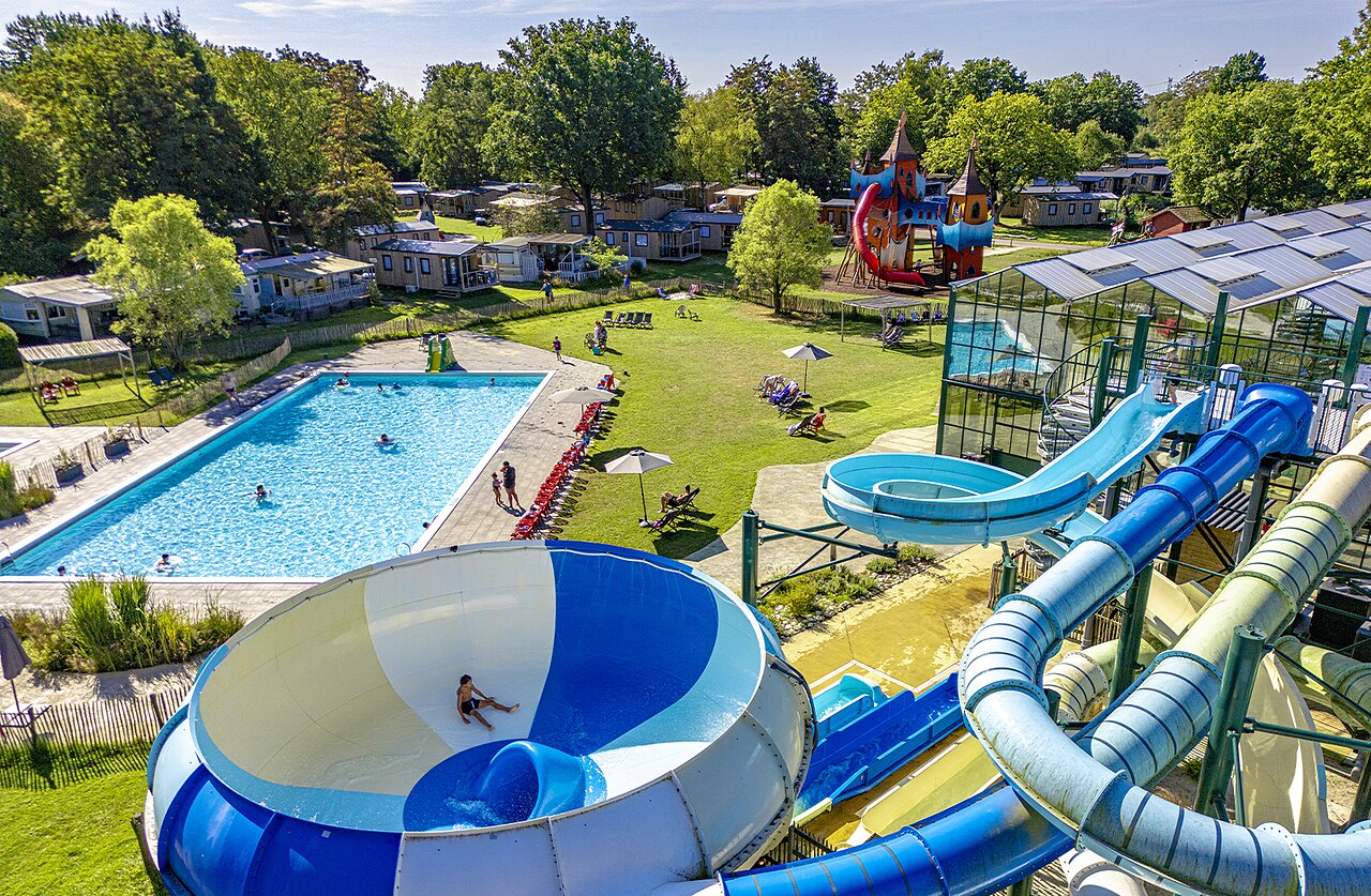 Wasserrutschen, Au�enpool und Spielplatz auf dem Campingplatz CAPFUN Vlinderloo in Enschede.