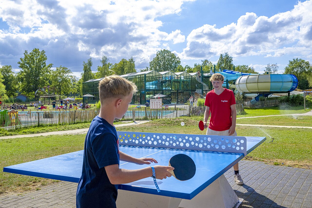 Tischtennis, Schwimmbad und Wasserrutschen auf dem Campingplatz CAPFUN Vlinderloo in Enschede.
